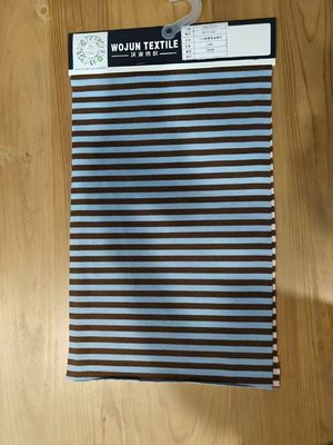 Прочная, удобная и дышащая полосатая ткань для футболок.