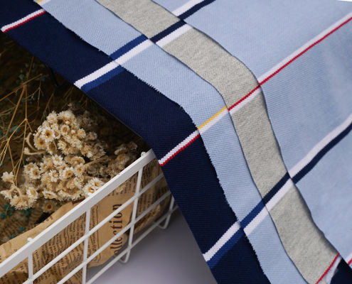 Хорошая цена. Дышащая, износостойкая, приятная для кожи, анти-морщинистая, хрустящая полосатая трикотажная ткань для футболки онлайн